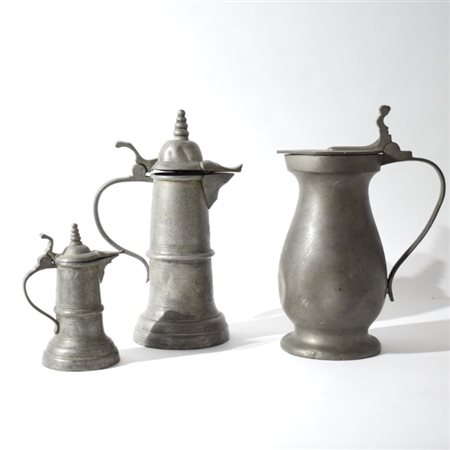 Due bricchi ed una brocca con coperchio in peltro H cm 24, cm 23 e cm 14