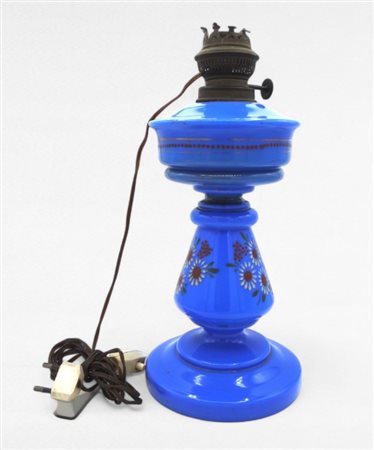 Lume a petrolio in opalina azzurra