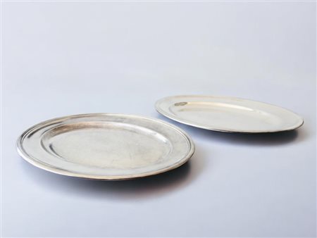Due grandi vassoi ovali da portata