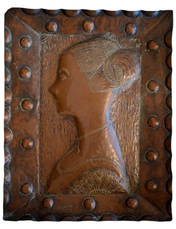 Grande lastra di rame decorata a sbalzo