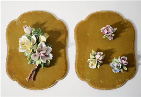 Due pannelli sagomati in velluto Uno con un tralcio di rose e l'altro con tre...