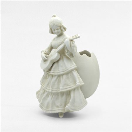 Statuetta portafiori in bisquit raffigurante una suonatrice di chitarra con dietro un grande uovo