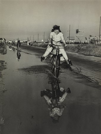 Mario De Biasi (1923 - 2013)  - Domenica d'agosto, Milano, 1949