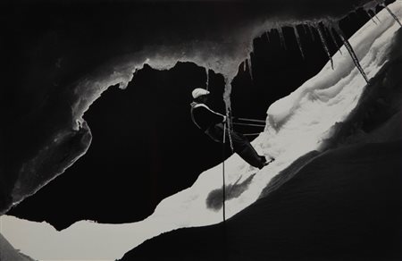 Riccardo Moncalvo (1915 - 2008)  - Sul bordo, Leo Gasperl sul ghiacciaio di Ventina, 1950/1951