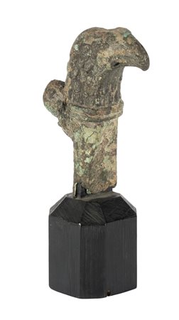 Impugnatura per gladio con aquila imperiale in bronzo. 