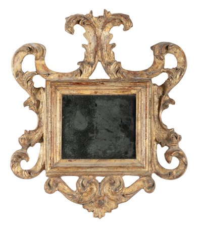Italia XVIII secolo, Cornice rettangolare a scartoccio intagliata e dorata con specchierina.  