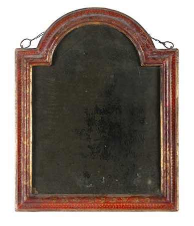 Italia, XVIII secolo, Specchierina con cornice in lacca rossa e decoro in oro, vetro in lastra. 1770 ca.