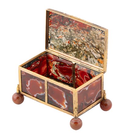 Cofanetto in agata rossa e bronzo dorato. Prima metà XIX secolo.