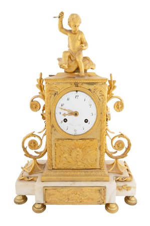 Francia inizio XIX secolo, Orologio da tavolo in bronzo dorato con Cupido. Gaulin à Paris, 1810-1815.