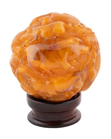 Arte cinese, Globo in resina color ambra con zodiaco cinese. XX secolo.