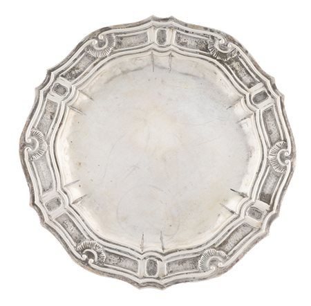 Italia, XVII secolo, Antico piatto rotondo con tesa sagomata e decorata. Regno di Napoli, 1619-1680 ca.