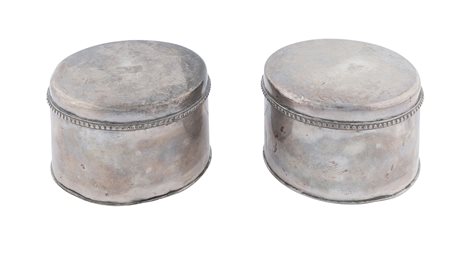 Germania, prima metà XVIII secolo, Coppia di scatole rotonde in argento con coperchio.  Augsburg, 1737-1739.