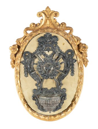 Italia XVIII secolo, Acquasantiera Rococò in argento entro cornice dorata. 1790 ca.