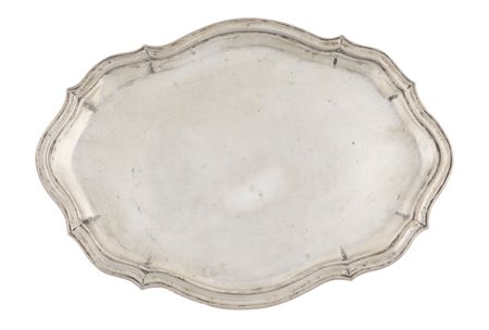 Italia, XVIII secolo, Due vassoi oblunghi in argento con bordo sagomato. Venezia (?), 1780.