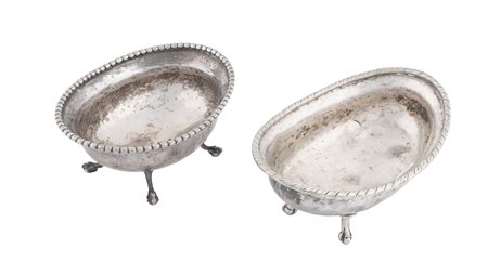 Italia, fine XVIII secolo, Coppia di vaschette in argento con bordo godronato su piedini alti con finale a zampa di leone. Venezia e Verona, 1780 ca.