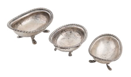 Italia, fine XVIII secolo, Coppia di vaschette in argento con bordo godronato. Venezia, 1790 ca.
