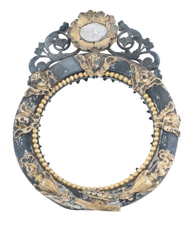 Cornice rotonda in argento e ottone dorato decorata con teste di cherubino. XIX secolo.