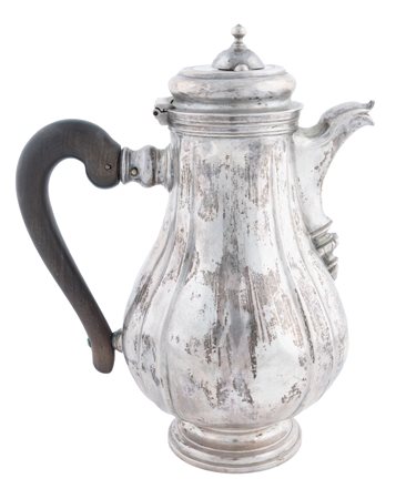 Germania, XIX secolo, Caffettiera in argento con manico in legno. 