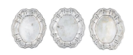 Germania, inizio XIX secolo, Tre vassoietti in argento oblunghi con bordo sagomato. Paderborn, 1800 ca.