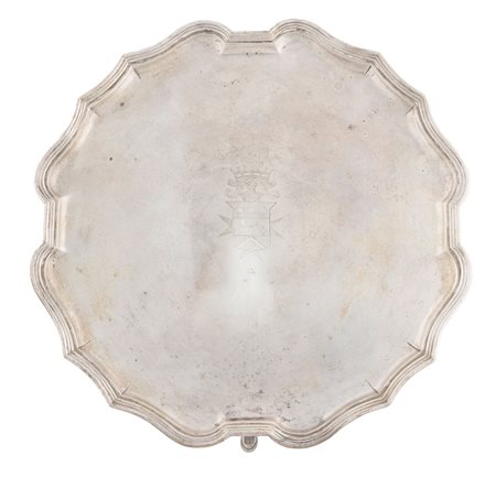 Salver in argento su tre piedini con finale a ciabattina. XIX secolo (?).