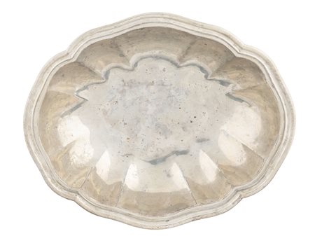 Francia, XIX secolo., Grande bacile in argento con tesa stretta sagomata. 1800.