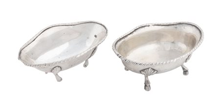 Italia, XIX secolo, Coppia di vaschette in argento con bordo godronato e piedi caprini. Venezia, 1820-1835 ca.