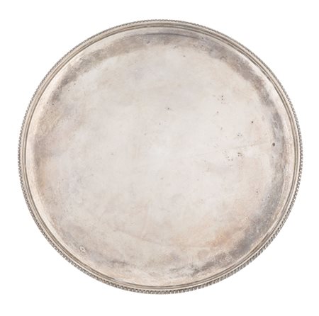 Austria, prima metà XIX secolo, Alzatina in argento su quattro piedi con finale a zampa di leone. Vienna, 1821.