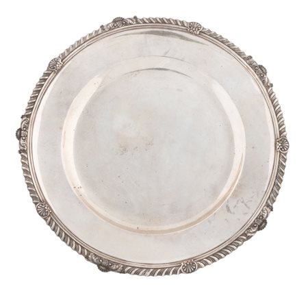 Austria, prima metà XIX secolo, Piatto rotondo in argento con elementi decorativi a palmette e fogliami di acanto al bordo. Vienna, 1828.