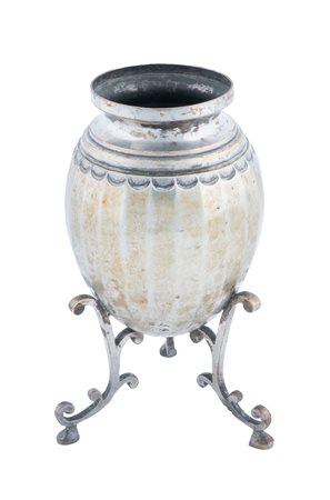 Germania, XIX secolo, Anforetta in argento su tre piedi alti a ricciolo. Heilbronn, 1846.