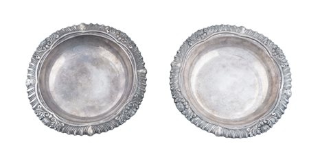 Regno di Sardegna, 1824-1872., Coppia di piccoli vassoi fondi in argento con tesa decorata e arme dei Savoia. Torino, 1853.