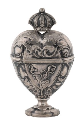 Napoli, fine XIX primi anni del XX secolo, Piccolo portareliquie in argento a forma di  cuore. 1870-1900 ca.