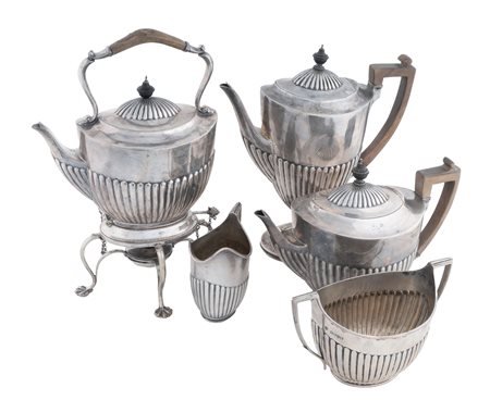 Walter & John Barnard, Servizio in argento composto da samovar con teiera e supporto, teiera, caffettiera, lattiera, zuccheriera. Londra, 1888.
