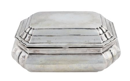 Johann Sigmund Kurz & Co, Hanau 1818 - 1960 ca., Scatola ottagonale in argento su modello antico con coperchio incernierato. 1900-1940.