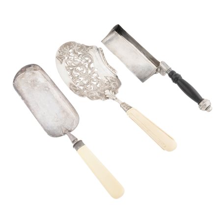 Inghilterra, fine XIX inizio XX secolo, Paletta da torta e due raccoglibriciole in argento con manico in osso ed ebano. 1880-1910.