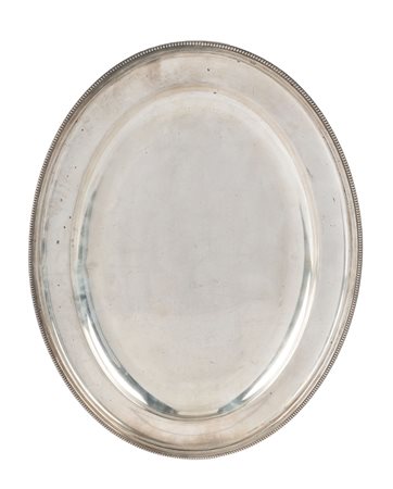 Atkin Brothers, Sheffield 1853-1958., Grande vassoio ovale in argento con bordo perlinato. Sheffield, 1900 ca.