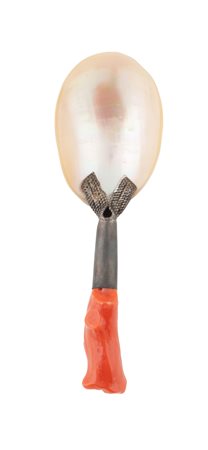 Italia, XX secolo., Piccolo cucchiaio in madreperla con manico in argento e corallo. 1900.