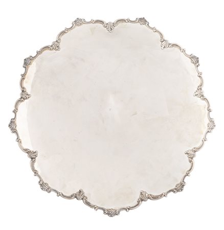 Italia, prima metà XX secolo, Grande vassoio rotondo in argento con bordi decorati. Milano, 1930 ca.