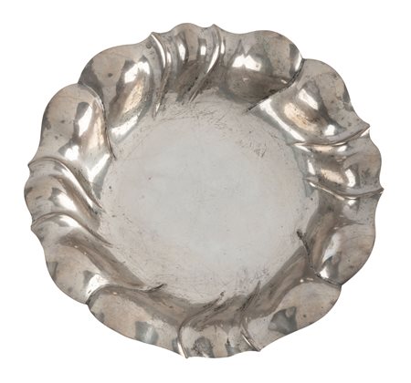 Italia, XX secolo, Grande vassoio in argento su quattro piedini ferini. 1930 ca.