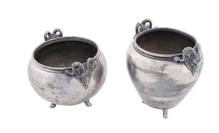 Giuseppe Knight di Carlo, attivo a Napoli 1939-1971, Coppia di vasetti in argento con teste di ariete. Napoli, 1940-1950.