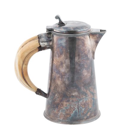 Hukin & Heath Ltd, Birmingham (1938-1958), Caffettiera in metallo argentato con zanna di cinghiale al manico. 1940 ca.