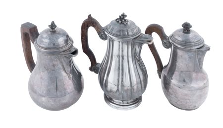 Puiforcat, Paris, Tre piccoli bricchi per acqua calda in argento con manico di legno. 1875-1900 ca.
