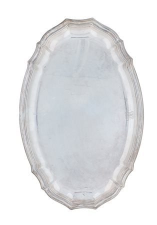 Puiforcat, Paris, Quattro vassoi da portata in argento con bordo mistilineo e sagomato e monogramma De Marinis. 1940 ca.