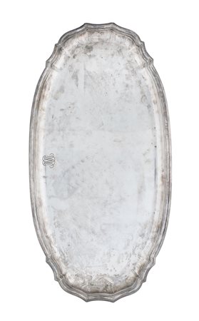 Puiforcat, Paris, Grande vassoio da portata ovale in argento con bordo sagomato e monogramma De Marinis. 1940 ca.