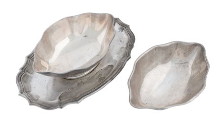 Puiforcat, Paris, Coppia di salsiere in argento con doppia vaschetta e monogramma De Marinis. 1940 ca.