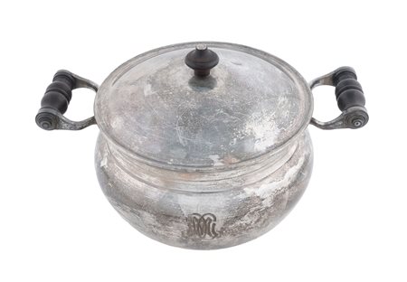 Puiforcat, Paris, Pentola rotonda in argento con rocchetti in legno ai manici, coperchio con presa in legno, monogramma De Marinis. 1940 ca.