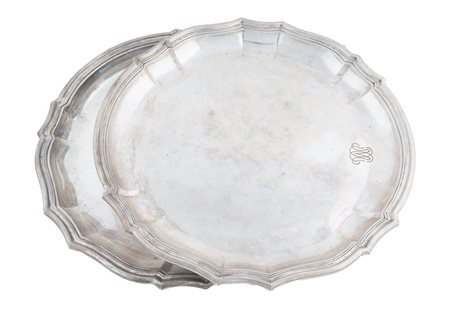 Puiforcat, Paris, Coppia di vassoi da portata rotondi in argento con bordo sagomato e monogramma De Marinis. 1940 ca.