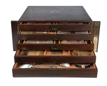 Puiforcat, Paris, Servizio di posate in argento collezione Noailles con monogramma De Marinis in cassettiera originale in legno con monogramma e chiave. 1940 ca.