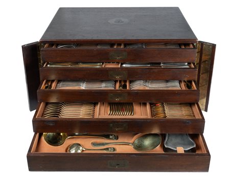 Puiforcat, Paris, Servizio di posate collezione Noailles in argento con monogramma De Marinis in cassettiera originale in legno con monogramma e chiave. 1940 ca.