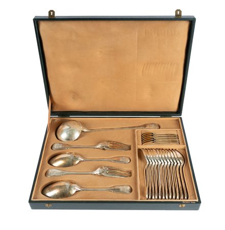 Puiforcat, Paris, Scatola con posateria collezione Noailles in argento con monogramma De Marinis. 1940 ca.