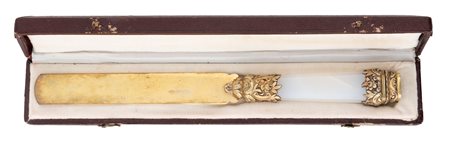 Italia o Francia, XX secolo, Tagliacarte in argento dorato con manico in opalina. 1950 ca.